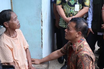 KTP Dicatut Untuk Judi Online, Gubernur Jateng Sambangi Lansia di Kayugeritan