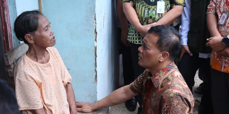 KTP Dicatut Untuk Judi Online, Gubernur Jateng Sambangi Lansia di Kayugeritan