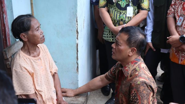 KTP Dicatut Untuk Judi Online, Gubernur Jateng Sambangi Lansia di Kayugeritan