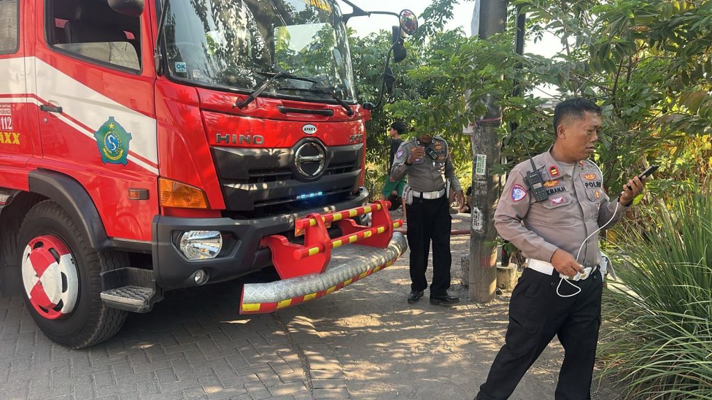 Polsek Buduran Amankan Pemadaman Kebakaran Lahan Kosong di Desa Damarsi