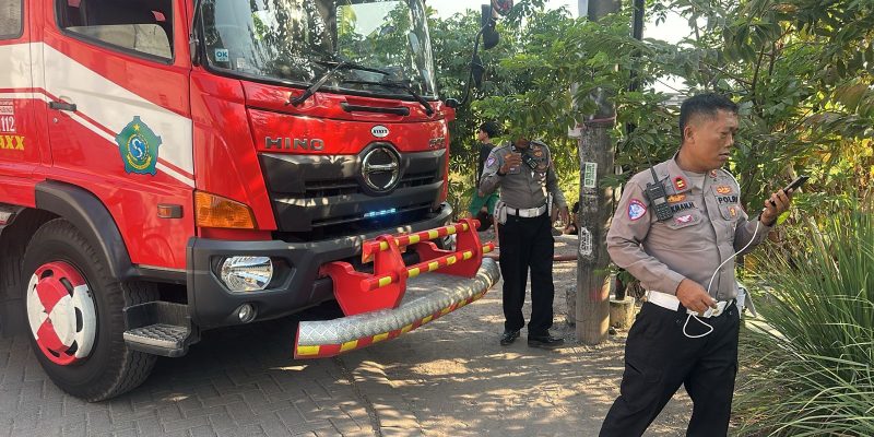 Polsek Buduran Amankan Pemadaman Kebakaran Lahan Kosong di Desa Damarsi