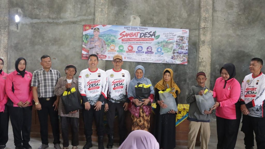 Sambat Desa, Kapolresta Batang Sambangi Warga Pacet Bawa Bantuan dan Layanan Kesehatan