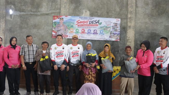 Sambat Desa, Kapolresta Batang Sambangi Warga Pacet Bawa Bantuan dan Layanan Kesehatan