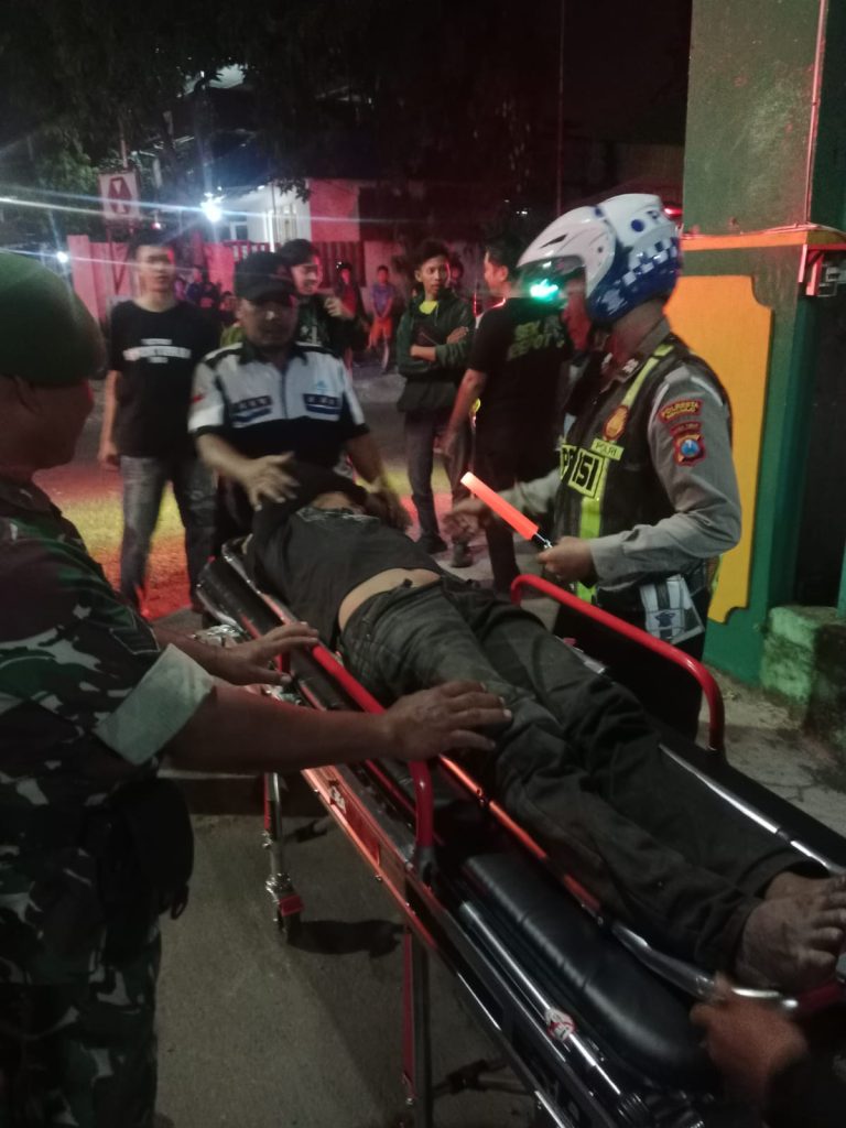 Gerak Cepat Polsek Buduran Tangani Laka Lantas, Polisi Sigap Evakuasi Korban ke Rumah Sakit