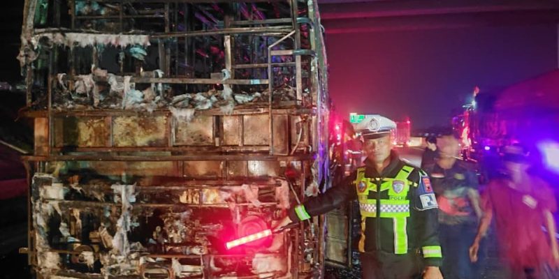 Bus PO Tunas Muda Ludes Terbakar di Tol Batang-Semarang, 15 Penumpang Selamat