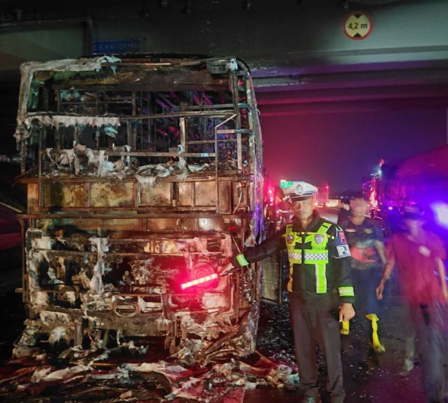 Bus PO Tunas Muda Ludes Terbakar di Tol Batang-Semarang, 15 Penumpang Selamat