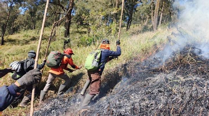 Polsek Nongkojajar Antisipasi Karhutla Malang Merembet ke Wilayah Pasuruan