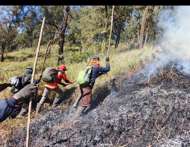 Polsek Nongkojajar Antisipasi Karhutla Malang Merembet ke Wilayah Pasuruan