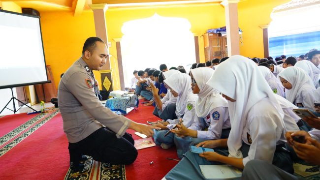 Dukung Literasi Digital Pelajar, Polresta Batang Gelar Sosialisasi dan Pelatihan Paham AI di SMAN 1 Wonotungal
