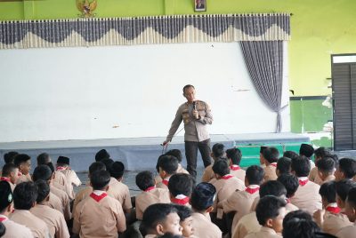 Cegah Kenakalan Remaja dan Bullying, Sat Binmas Polresta Sidoarjo Beri Penyuluhan di SMK YPM 1 Taman