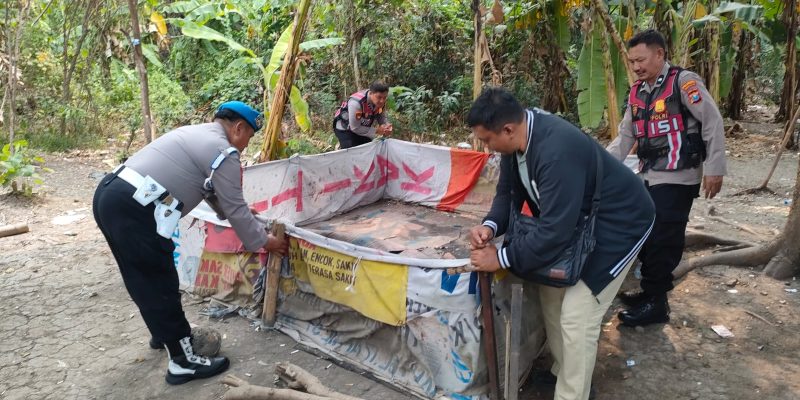 Tindaklanjuti Dumas Dugaan Judi Sabung Ayam, Polsek Krian Datangi Lokasi dan Tertibkan Arena