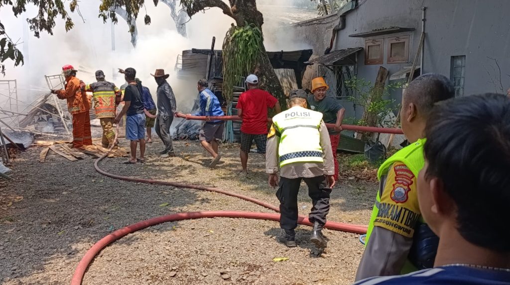 Sisa Bara Pembakaran Sampah Diduga Picu Kebakaran Gudang Kayu di Kedungwuni