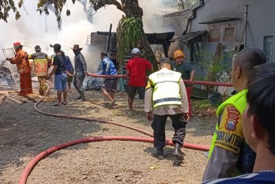 Sisa Bara Pembakaran Sampah Diduga Picu Kebakaran Gudang Kayu di Kedungwuni