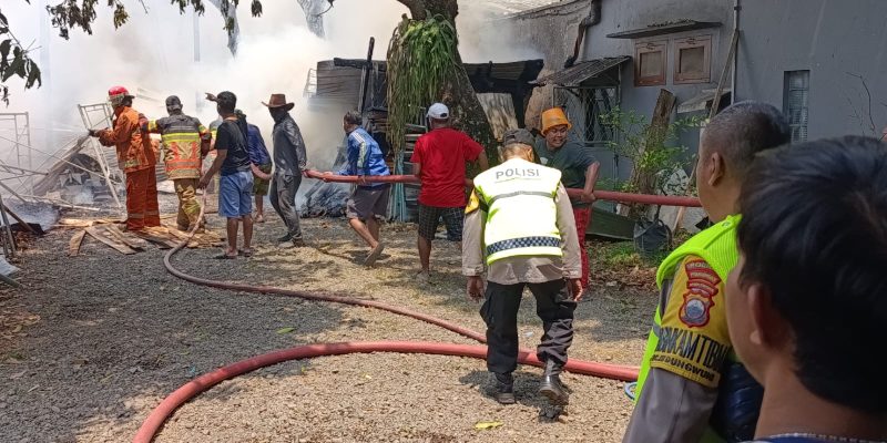 Sisa Bara Pembakaran Sampah Diduga Picu Kebakaran Gudang Kayu di Kedungwuni