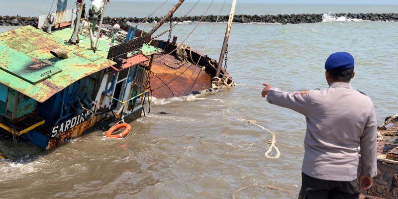 Kapal Tunda Sarden Kandas di Dermaga Batang, Polairud: Tidak Ada Korban Jiwa