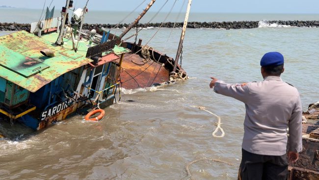 Kapal Tunda Sarden Kandas di Dermaga Batang, Polairud: Tidak Ada Korban Jiwa