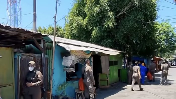 Saluran Tertimbun Hampir 20 Tahun, Pemkot Surabaya Tertibkan Bangli di Belakang Pasar Bratang