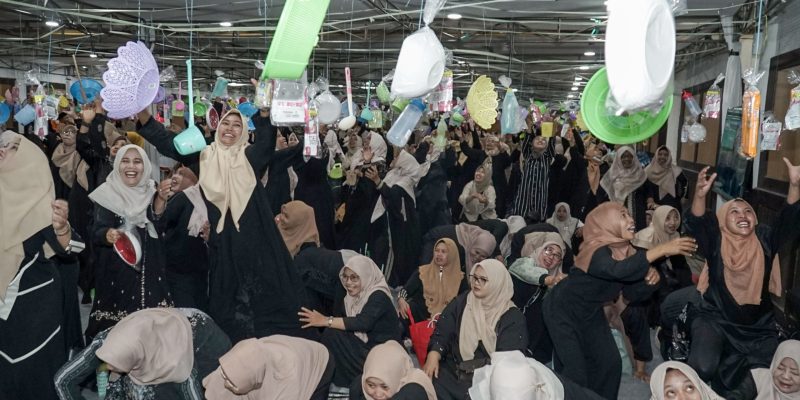Ribuan Ibu PKK Surabaya Peringati Maulid Nabi dengan Tradisi Brayakan, 2.233 Barang Dibagikan