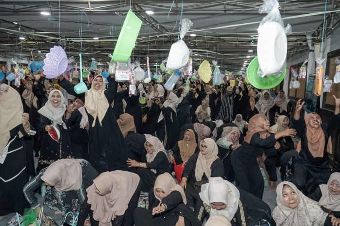 Ribuan Ibu PKK Surabaya Peringati Maulid Nabi dengan Tradisi Brayakan, 2.233 Barang Dibagikan