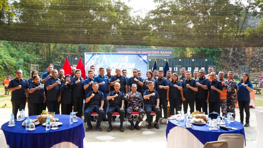 Kodaeral IX Latih Personel Imigrasi Maluku Menembak Pistol