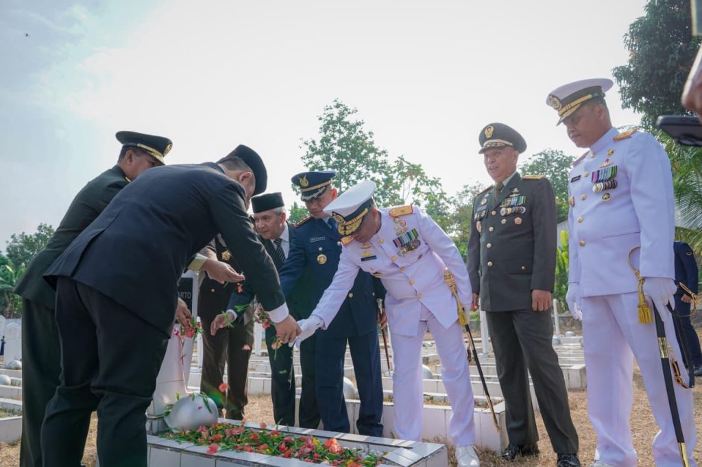 Peringati HUT ke-81 TNI, Wadan Kodaeral IX Pimpin Ziarah di TMP Kapahaha Tantui