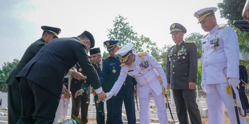Peringati HUT ke-81 TNI, Wadan Kodaeral IX Pimpin Ziarah di TMP Kapahaha Tantui