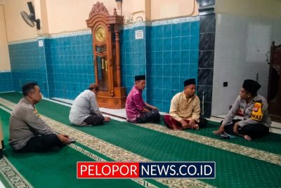 Mengetuk Pintu Subuh, Polsek Genteng Pererat Silaturahmi di Kalisari