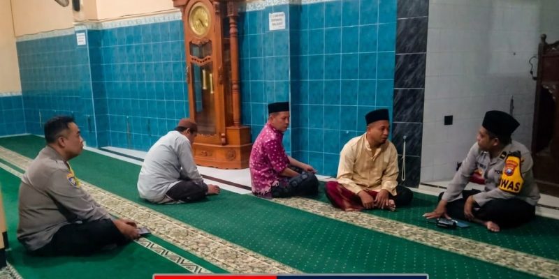 Mengetuk Pintu Subuh, Polsek Genteng Pererat Silaturahmi di Kalisari
