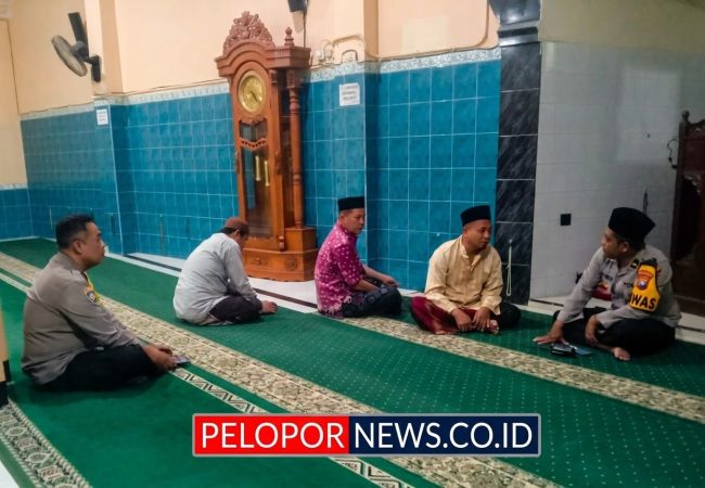 Mengetuk Pintu Subuh, Polsek Genteng Pererat Silaturahmi di Kalisari