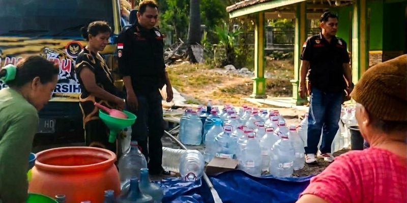 LSM Harimau DPC Rembang Salurkan Bansos Air Bersih untuk Warga Desa Pranti