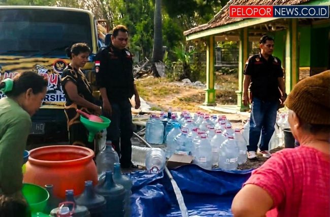 LSM Harimau DPC Rembang Salurkan Bansos Air Bersih untuk Warga Desa Pranti