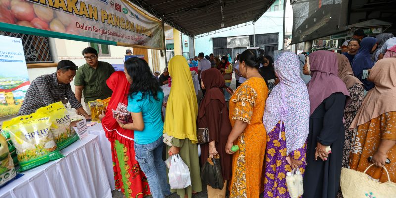 Antusiasme Membludak, Warga Jepara Surabaya Serbu Beras SPHP dan Minyakita di Gerakan Pangan Murah