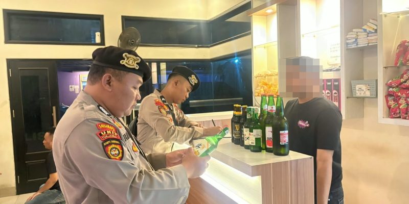 Dini Hari Razia Kafe di Kajen, Sat Samapta Polres Pekalongan Sita Puluhan Botol Miras Berbagai Merek