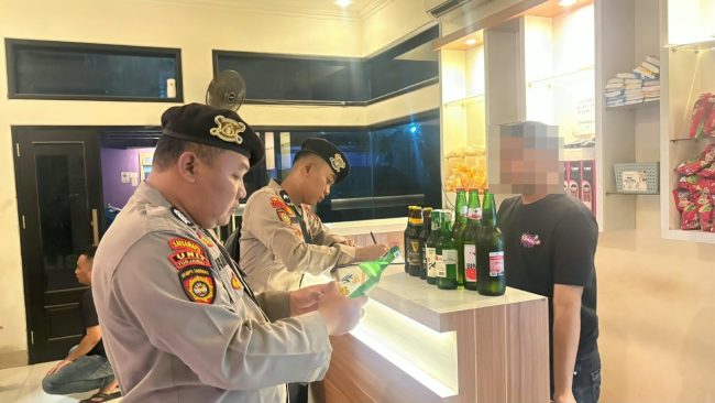 Dini Hari Razia Kafe di Kajen, Sat Samapta Polres Pekalongan Sita Puluhan Botol Miras Berbagai Merek