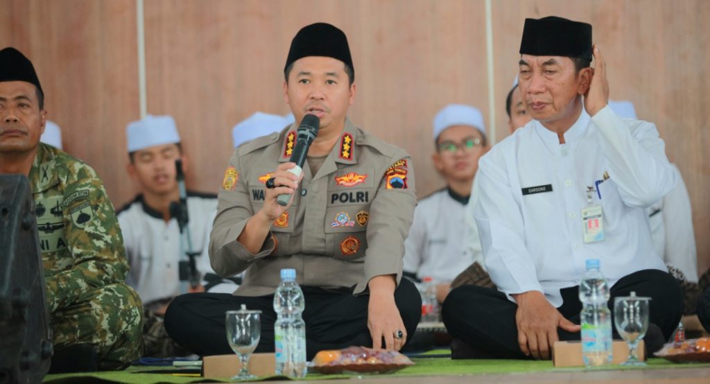 Pelajar Bersholawat di Batang, Kapolresta Warsono Tekankan Pentingnya Akhlak dan Karakter Generasi Muda