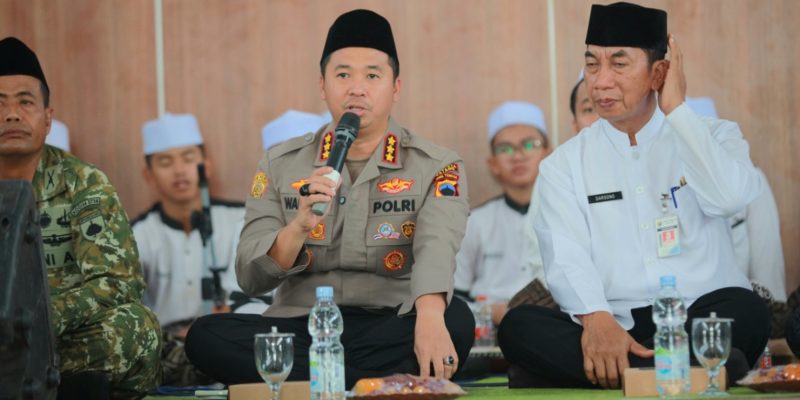 Pelajar Bersholawat di Batang, Kapolresta Warsono Tekankan Pentingnya Akhlak dan Karakter Generasi Muda