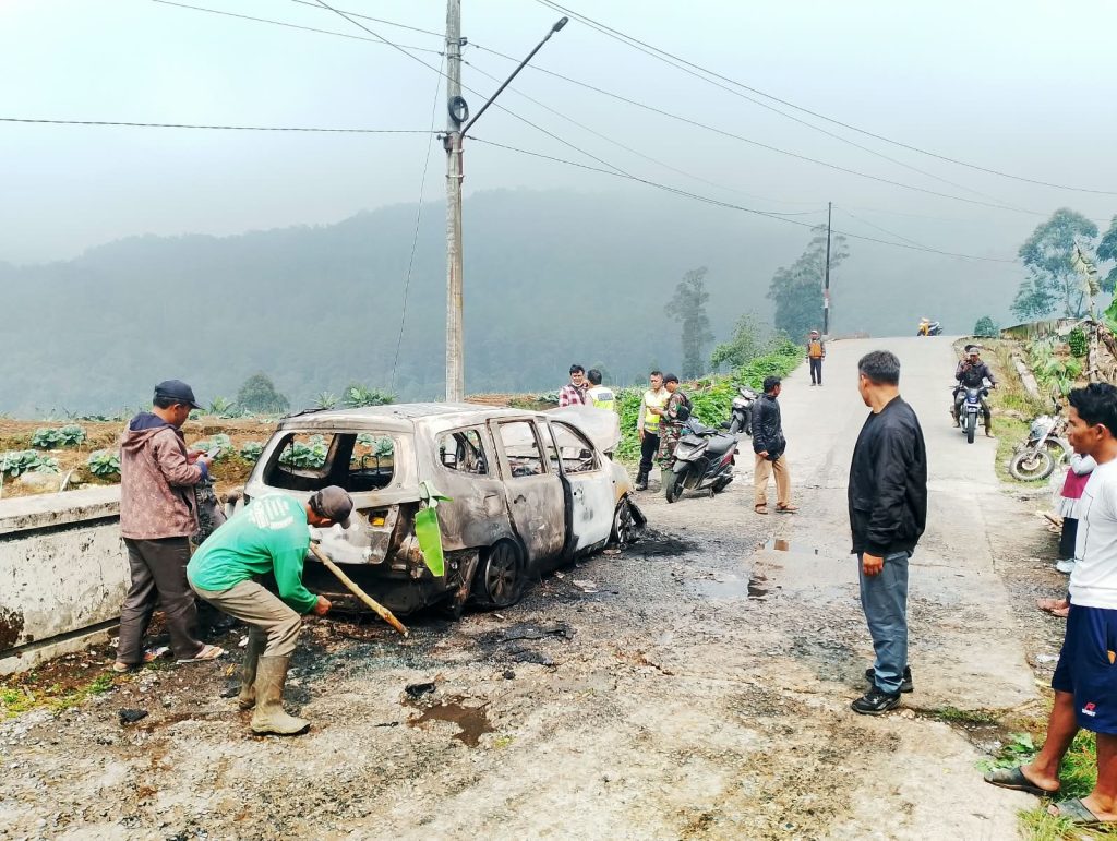 Polisi Cek Penyebab Mobil Grand Livina Terbakar di Jalur Wisata Gerlang Batang