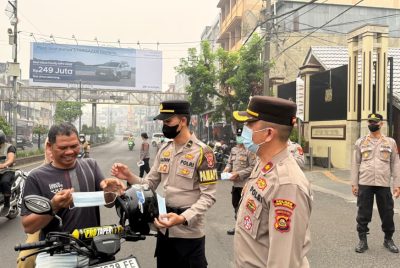 Polres Lubuklinggau Bagikan Masker Gratis Kepada Masyarakat Pengguna Jalan