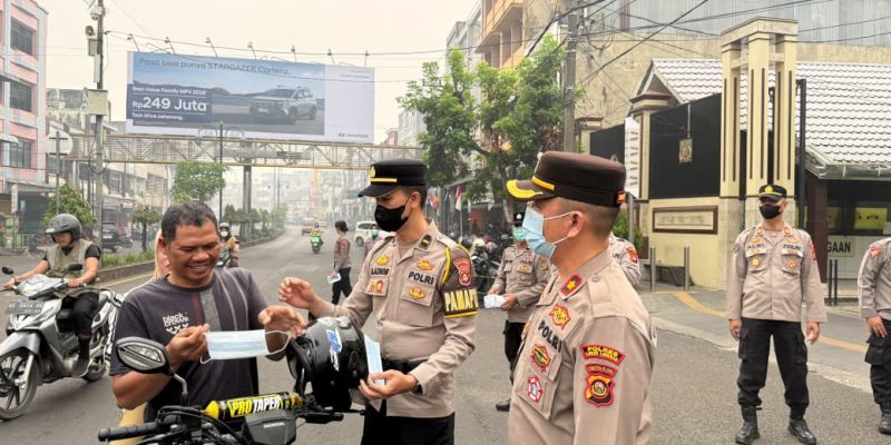 Polres Lubuklinggau Bagikan Masker Gratis Kepada Masyarakat Pengguna Jalan