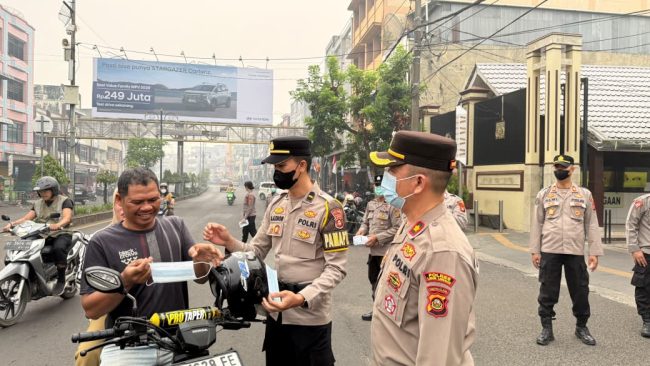 Polres Lubuklinggau Bagikan Masker Gratis Kepada Masyarakat Pengguna Jalan