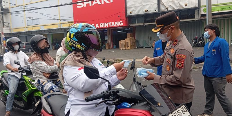 Polres Lubuk Linggau Sinergi Bagikan Masker Wujud Nyata Pedulian Terhadap Masyarakat Terdampak Asap
