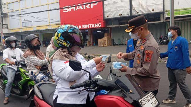 Polres Lubuk Linggau Sinergi Bagikan Masker Wujud Nyata Pedulian Terhadap Masyarakat Terdampak Asap