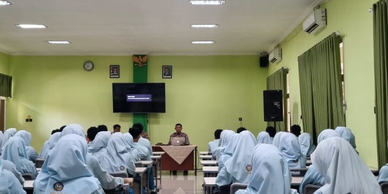 Polres Blitar Sosialisasikan Pemanfaatan AI Secara Bijak Kepada 85 Siswa Man 2 Wlingi