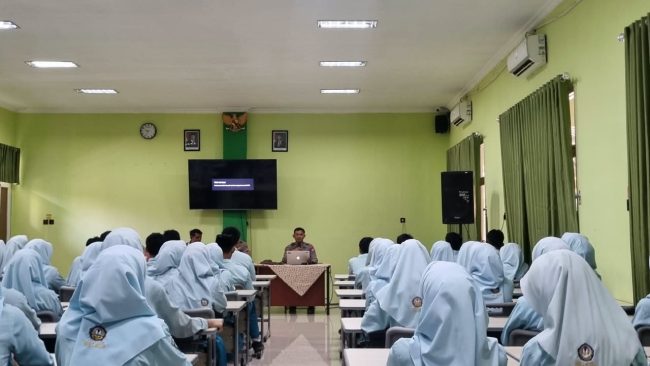 Polres Blitar Sosialisasikan Pemanfaatan AI Secara Bijak Kepada 85 Siswa Man 2 Wlingi