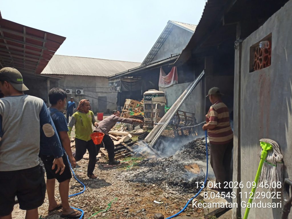 Kebakaran Hanguskan Toko Bangunan di Gandusari Blitar, Kerugian Ditaksir Capai Setengah Miliar Rupiah