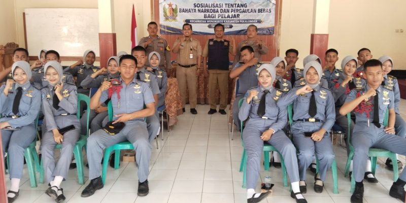 Puluhan Pelajar SMK Wira Bahari Diberi Pembekalan Bahaya Narkoba oleh Polsek Wiradesa