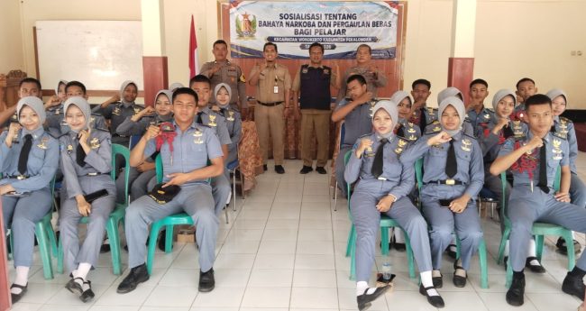 Puluhan Pelajar SMK Wira Bahari Diberi Pembekalan Bahaya Narkoba oleh Polsek Wiradesa