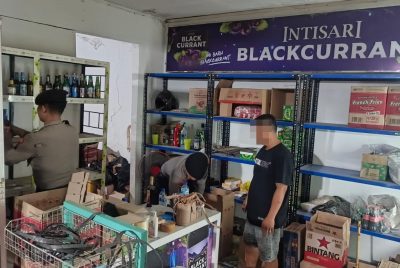 Toko Miras di Nyamok Kajen Digerebek Polisi, 202 Botol Berhasil Disita