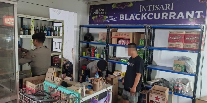 Toko Miras di Nyamok Kajen Digerebek Polisi, 202 Botol Berhasil Disita