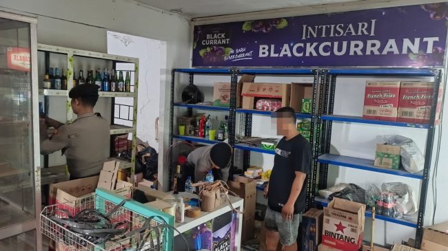 Toko Miras di Nyamok Kajen Digerebek Polisi, 202 Botol Berhasil Disita